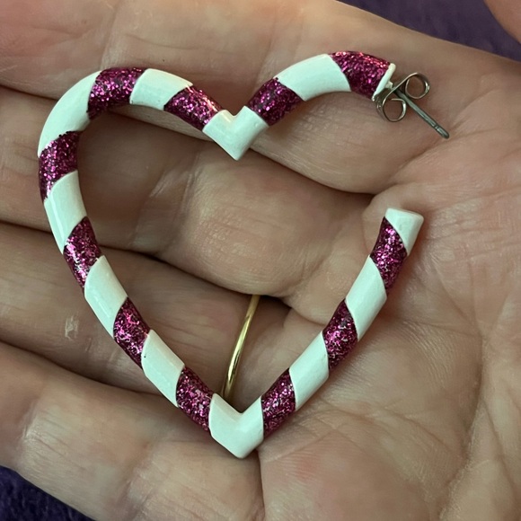 🆕Heart earrings brightly colored in white and purple stripes. NIB. - Picture 7 of 13